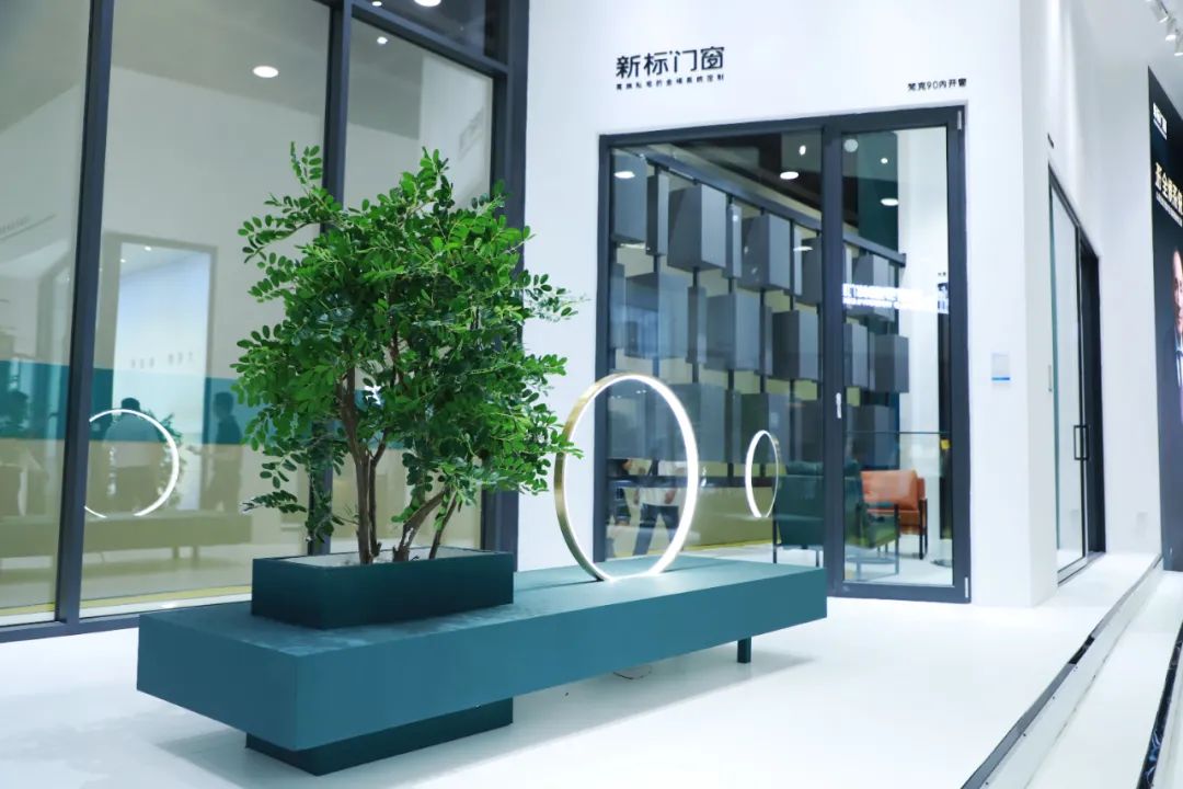 现场直击 | 新标门窗闪耀亮相广州定制家居展,首日盛况尽显标杆风范!(图6) 现场直击 | 新标门窗闪耀亮相广州定制家居展,首日盛况尽显标杆风范!(图6)