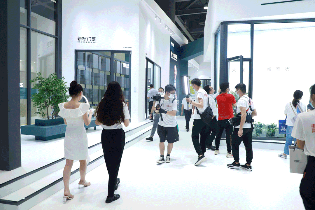 现场直击 | 新标门窗闪耀亮相广州定制家居展,首日盛况尽显标杆风范!(图1) 图片