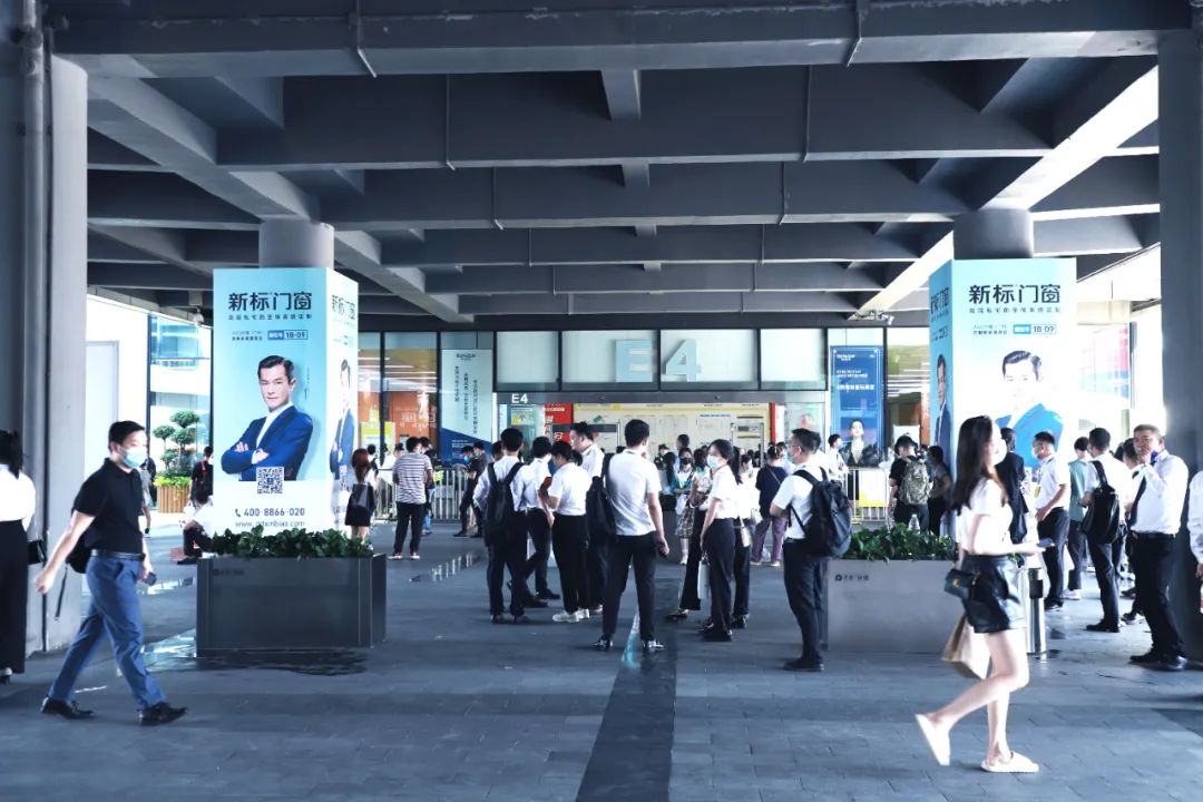 现场直击 | 新标门窗闪耀亮相广州定制家居展,首日盛况尽显标杆风范!(图5) 现场直击 | 新标门窗闪耀亮相广州定制家居展,首日盛况尽显标杆风范!(图5)